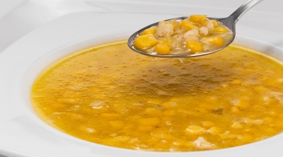 Sopa de pollo con maíz