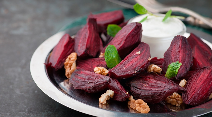 Remolachas con crema de ajo