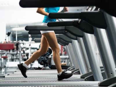 Deporte en el gimnasio para liberar tensiones del día