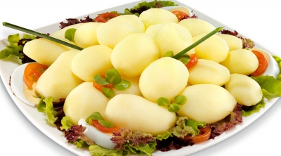 Ensalada de verano con patatas, atún y maíz