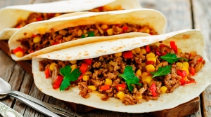 Tacos de carne, verduras y maíz