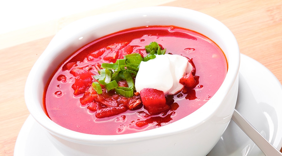 Sopa de verduras con remolacha